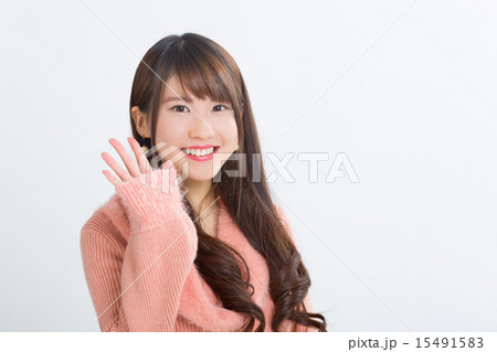 可愛らしいピンクのワンピを来た女の子 可愛らしいピンクのワンピを来た女の子 15491583