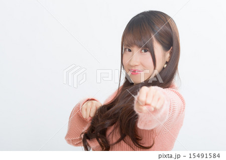 可愛らしいピンクのワンピを来た女の子 可愛らしいピンクのワンピを来た女の子 15491584