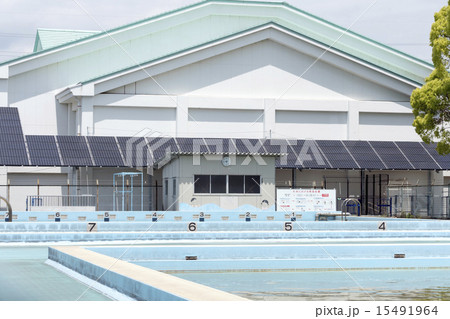 小学校の体育館とプール 屋根に設置した大型のソーラーパネル 小学校の体育館とプール 屋根に設置した大型のソーラーパネル 15491964