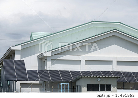 公共施設　学校に設置した大型のソーラーパネル 15491965