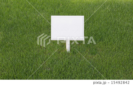芝生の中のメッセージボード 15492842