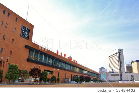 早朝の仙台駅前 15494402