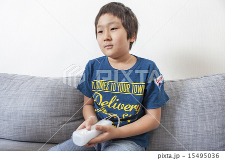 テレビゲームをする男の子 15495036