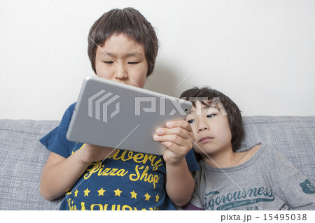 タブレットPCを使う男の子二人 15495038