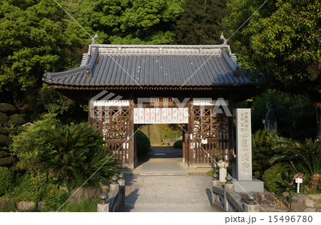 【四国八十八ヶ所】第六十七番　大興寺　朝日を浴びる仁王門　香川県三豊市 15496780