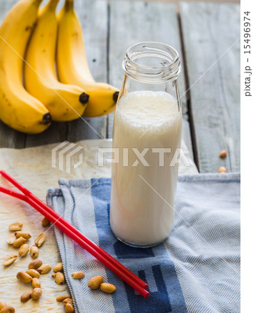 banana cocktail with peanut butter,roasted peanuts 15496974