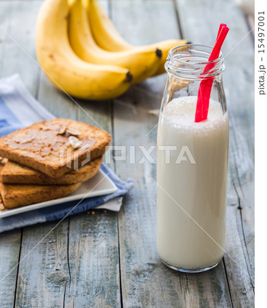 banana smoothie, toast with peanut butter, peanuts 15497001