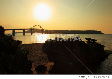 夕日の沖縄県本部瀬底大橋 夕日の沖縄県本部瀬底大橋 15497074