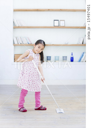 掃除をする女の子 15497401