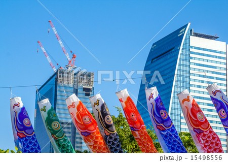 鯉のぼりと建設中の高層ビル 鯉のぼりと建設中の高層ビル 15498556