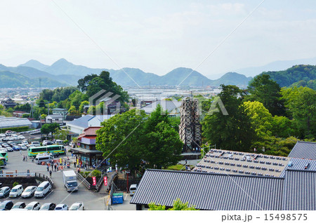 観光スポット・世界文化遺産への登録決定となった韮山反射炉と駐車場含む全景・高台から展望横位置 15498575