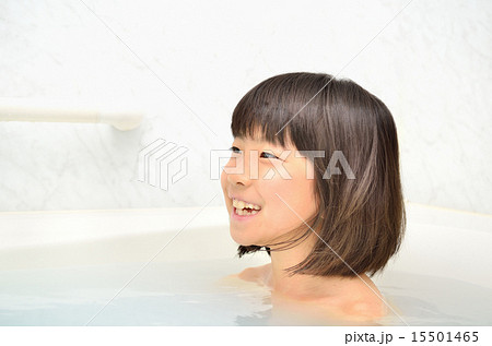 小学生女子　風呂　入浴 お風呂に入る女の子三人の写真素材 [FYI02491787] | ストック ...
