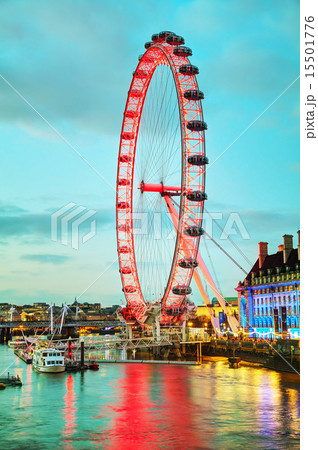 The London Eye Ferris wheel in the evening The London Eye Ferris wheel in the evening 15501776