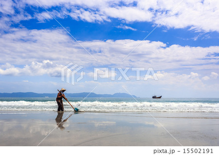 Worker Cleaning Doc Let Beach, Vietnam 15502191