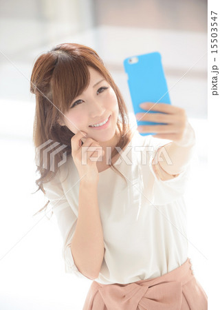 セルフィ・若い女性 セルフィ・若い女性 15503547