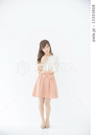 悩む・若い女の子 15503608