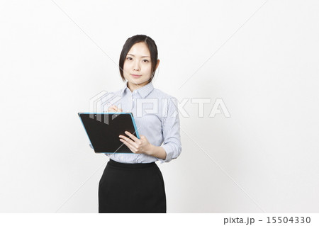 バインダーを持つ若い女性 バインダーを持つ若い女性 15504330