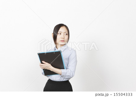 バインダーを持つ若い女性 バインダーを持つ若い女性 15504333