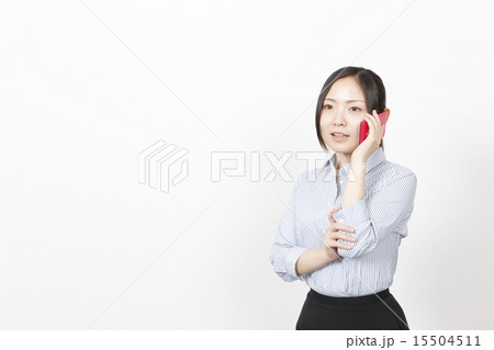 バインダーを持つ若い女性 15504511