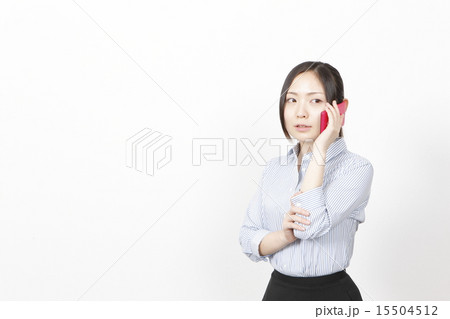 バインダーを持つ若い女性 15504512