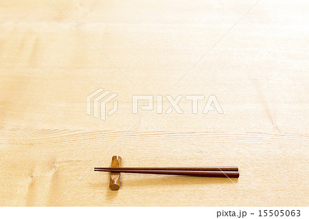 食卓と箸の背景の写真素材