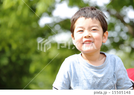 さわやかにほほ笑む子供 15505148