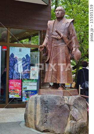 観光スポット・世界文化遺産へのイコモスの登録決定となった韮山反射炉受付前に立つ江川坦庵公銅像・縦位置 15505159
