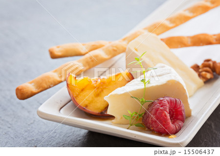Slice camembert cheese with grilled peach 15506437