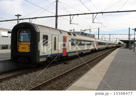 ブルージュ駅に停車中の普通電車　ベルギー 15506477