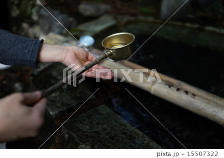 手水舎の”清めの水”、新潟、魚沼、神社 15507322