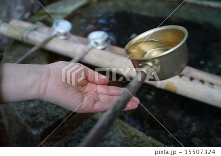 手水舎の”清めの水”、新潟、魚沼、神社 15507324