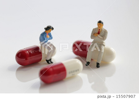 クスリと悩む人 クスリと悩む人 15507907