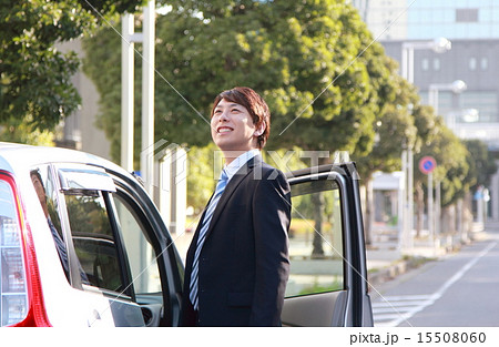 営業 運転免許 仕事 スーツ 車 男性 軽自動車 運転手 サラリーマン ビジネスマン の写真素材