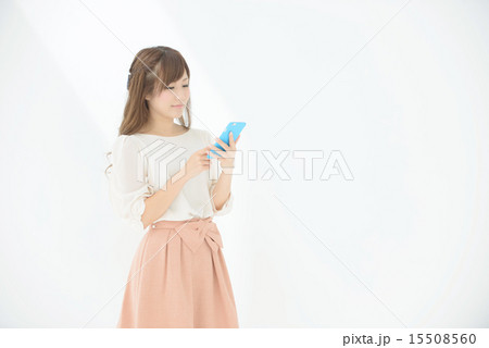 スマートフォン・若い女性 15508560
