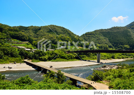 四万十川にかかる中半家沈下橋と青空 15508700