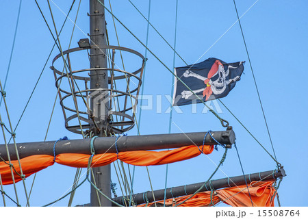 Pirate flag on a historic ship Pirate flag on a historic ship 15508764