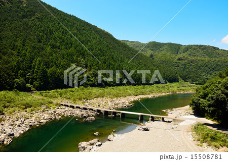 四万十川にかかる里川沈下橋と青空 四万十川にかかる里川沈下橋と青空 15508781