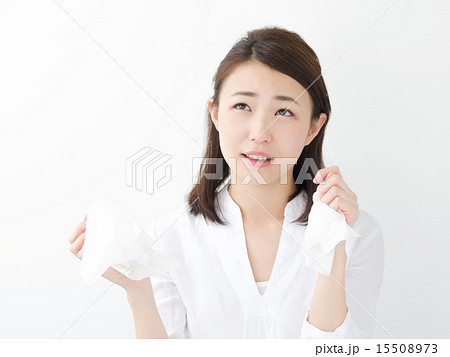 ティッシュペーパーを持つ若い女性 15508973