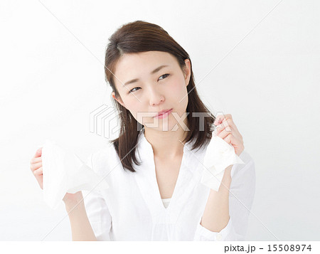 ティッシュペーパーを持つ若い女性 15508974