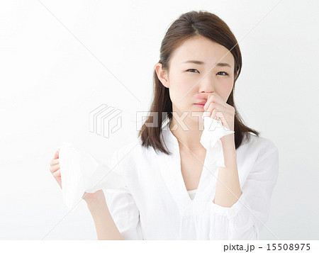 ティッシュペーパーを持つ若い女性 15508975