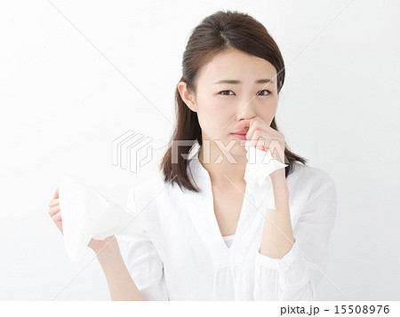 ティッシュペーパーを持つ若い女性 15508976