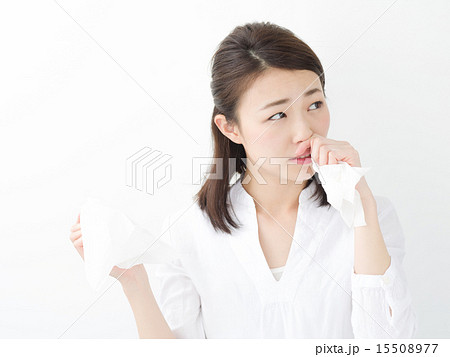 ティッシュペーパーを持つ若い女性 15508977