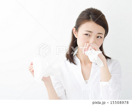 ティッシュペーパーを持つ若い女性 15508978