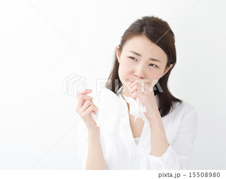 ティッシュペーパーを持つ若い女性 15508980