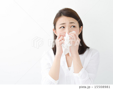 ティッシュペーパーを持つ若い女性 15508981