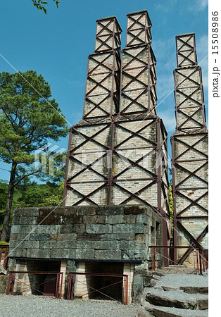 静岡県観光スポット・韮山反射炉西方向から左が北A炉B炉の焚口と鋳口、右が南A炉・青空バック縦位置 15508986