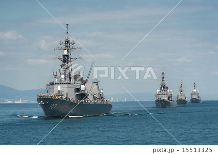 海上自衛隊 護衛艦 いかづち (DD-107)を先頭に続く船団 15513325
