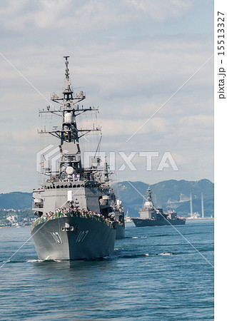 海上自衛隊 護衛艦 いかづち (DD-107)を先頭に船団 海上自衛隊 護衛艦 いかづち (DD-107)を先頭に船団 15513327