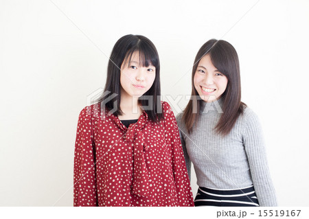 10代女性と20代女性二人 15519167