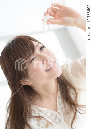 目薬・若い女性 目薬・若い女性 15528665